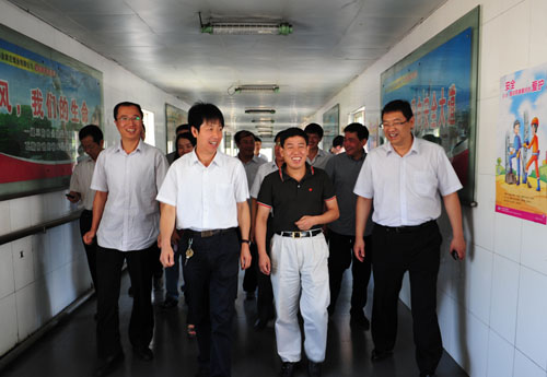 衛(wèi)旺?？偨?jīng)理陪同福山國際能源總經(jīng)理陳舟平和柳林管理中心總裁陳兆強(qiáng)、康繼忠等領(lǐng)導(dǎo)視察我礦